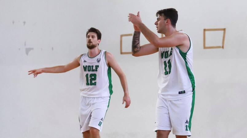 I giocatori del Wolf Basket durante la vittoria contro Castelfranco in casa