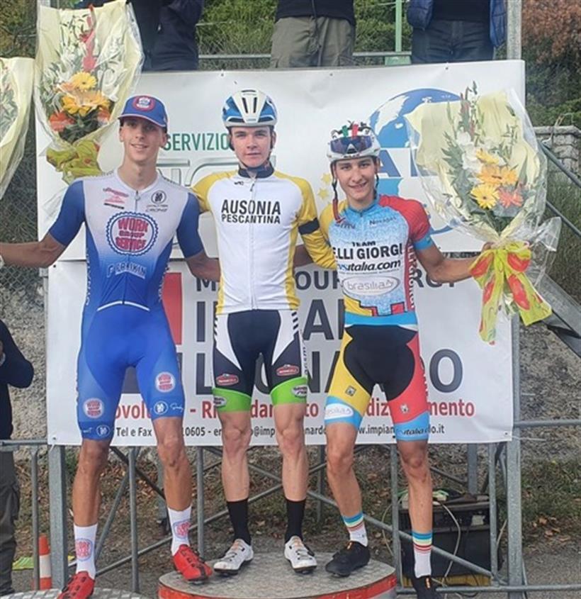 
	I corridori saliti sul podio per la Coppa 29 Martiri: al centro c&rsquo;&egrave; il vincitore, Cesare Chersini, a sinistra Federico Savino e a destra Samuele Privitera

