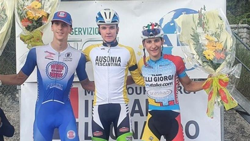 I corridori saliti sul podio per la Coppa 29 Martiri: al centro c’è il vincitore, Cesare Chersini, a sinistra Federico Savino e a destra Samuele Privitera