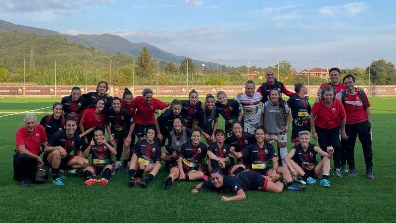 La rosa e lo staff tecnico della Lucchese femminile guidata da Eupremio Carruezzo
