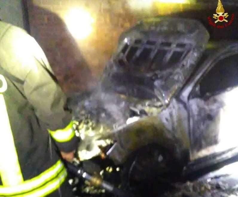 A fuoco un’auto in cortile. Il titolare: «So chi è stato»