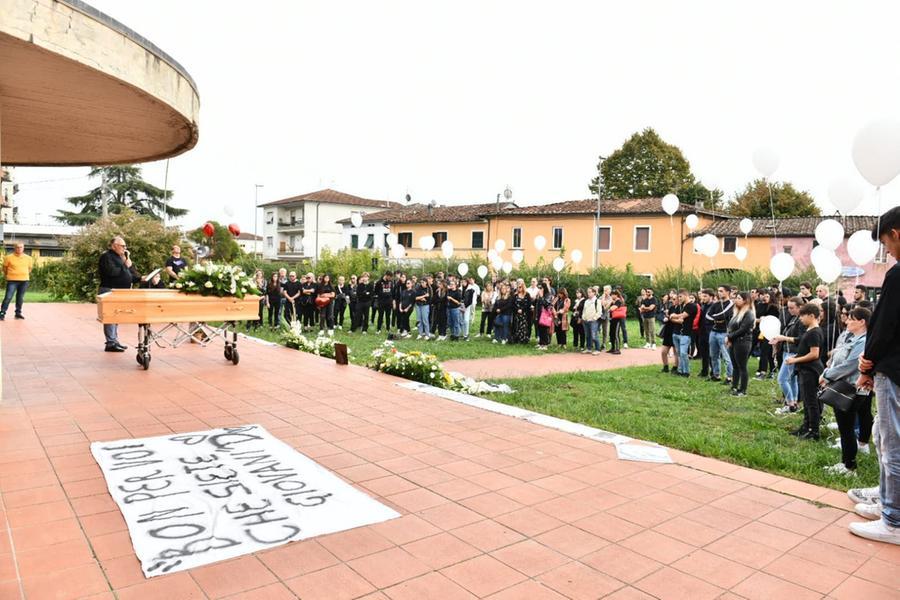 Morto a 21 anni, canzoni e palloncini per l’ultimo saluto a Denis – Video
