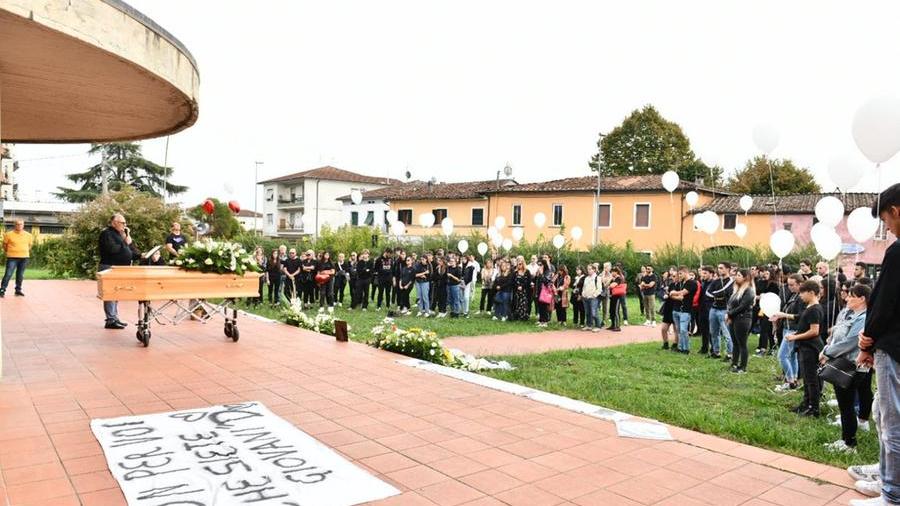 Morto a 21 anni, canzoni e palloncini per l’ultimo saluto a Denis – Video