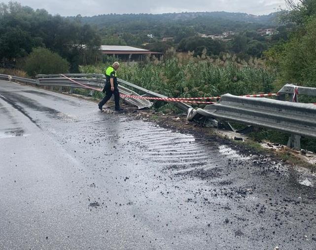 Tragedia sfiorata a Siniscola, Tir perde un blocco di marmo sulla strada