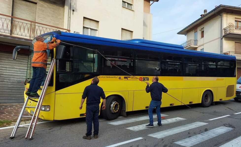 Serramazzoni, bus trafitto da una barra di ferro