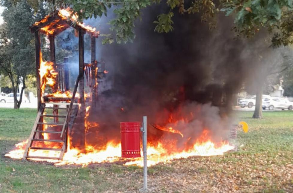 Carpi. A fuoco il “castello” dei bimbi: incendio doloso al parchetto 