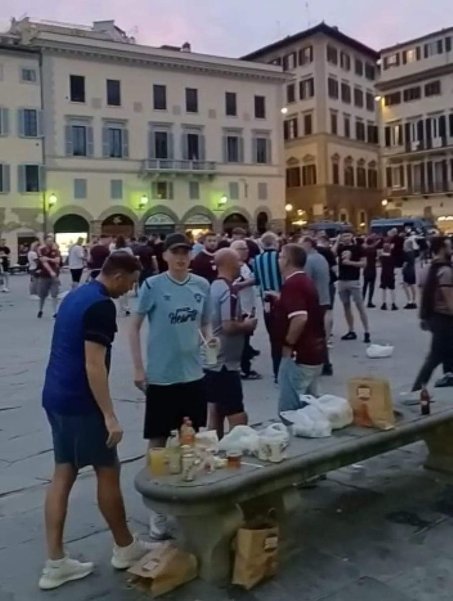 I tifosi degli Hearts in Santa Croce: la piazza diventa una discarica a cielo aperto – Video