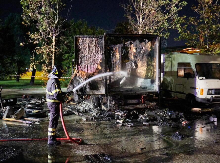 Camion a fuoco fuori dal Coppone, il testimone: «Così ho salvato due camionisti»