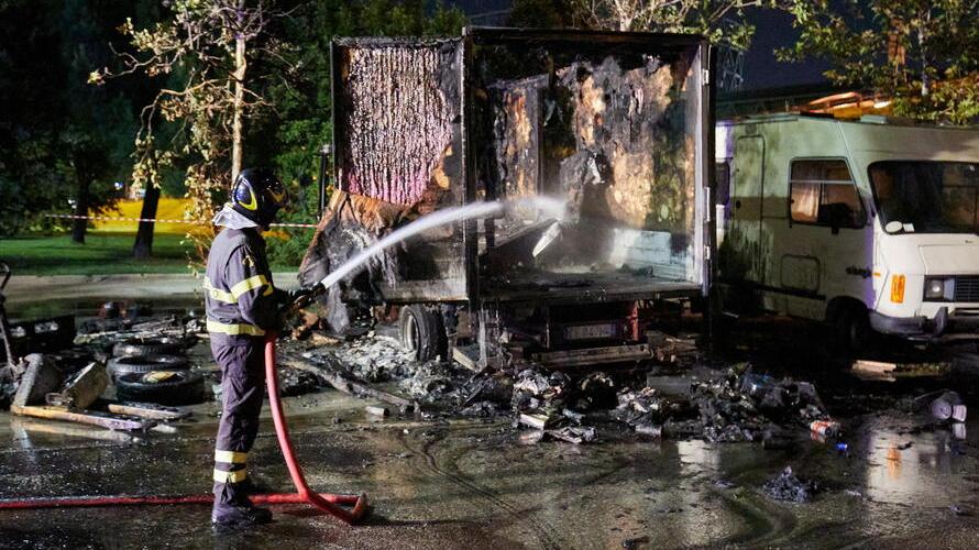 Camion a fuoco fuori dal Coppone, il testimone: «Così ho salvato due camionisti»