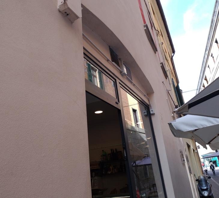 Ladro acrobata in azione nel bar in via Cairoli, strada senza telecamere 