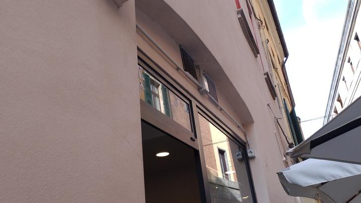 Ladro acrobata in azione nel bar in via Cairoli, strada senza telecamere