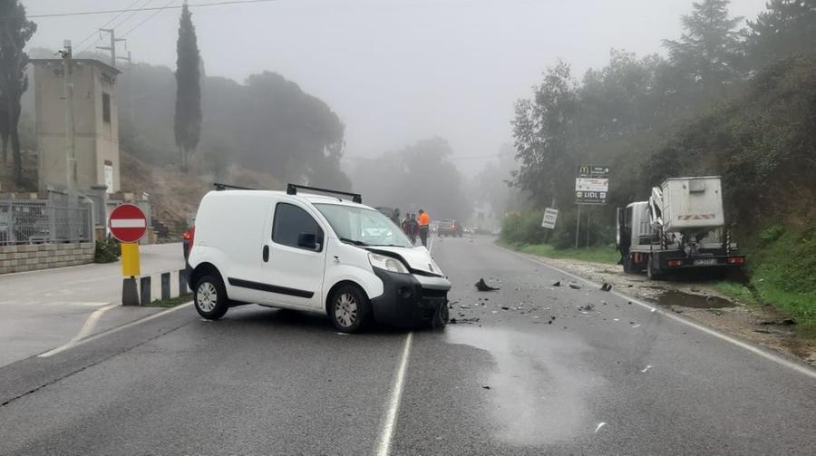 Nuoro, scontro fra un furgone e un autocarro: un ferito