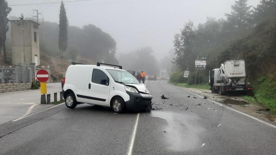 Nuoro, scontro fra un furgone e un autocarro: un ferito