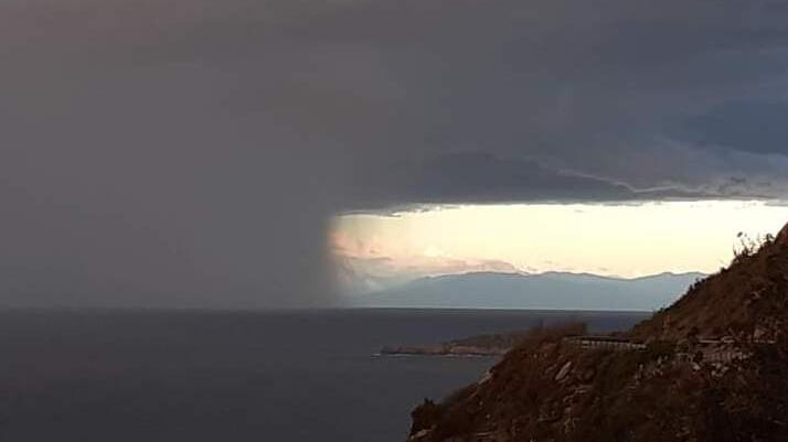  Nella foto il maltempo in arrivo a Pomonte lo scorso 1° ottobre