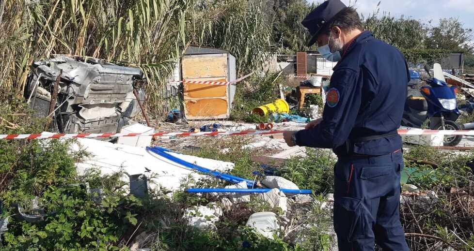 La maxi discarica di rifiuti che i carabinieri forestali hanno individuato lungo l’argine del fiume Elsa, in località Piano all’Isola