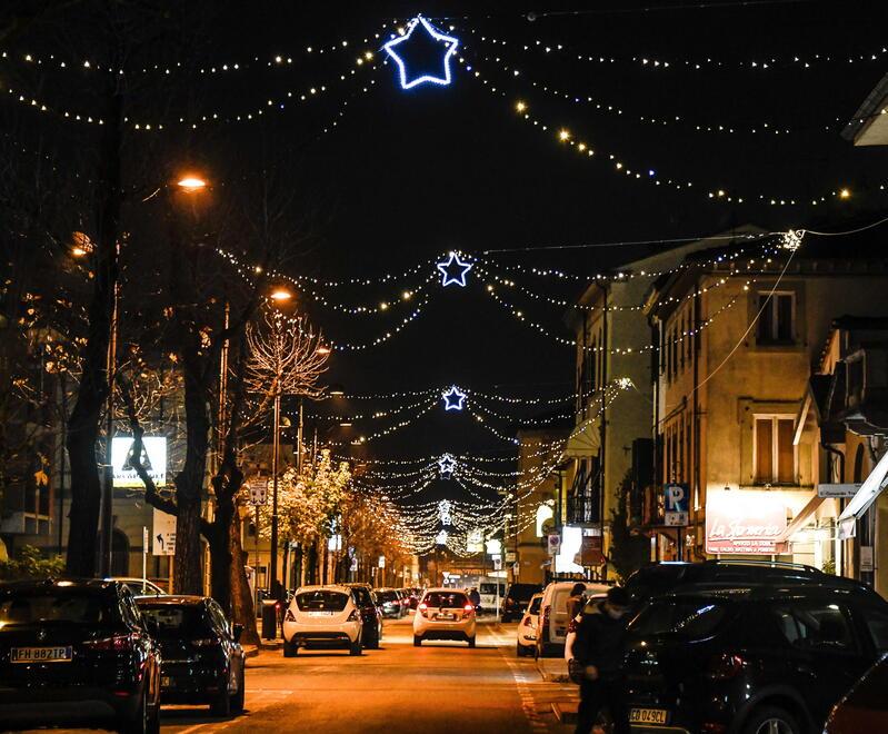 Una passataedizione delle illuminazioni natalizie installate lungo il viale di San Concordio. Anche quest’anno saranno interessate, oltre al centro, le direttrici principali della prima periferia