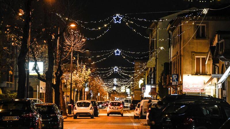 Una passataedizione delle illuminazioni natalizie installate lungo il viale di San Concordio. Anche quest’anno saranno interessate, oltre al centro, le direttrici principali della prima periferia
