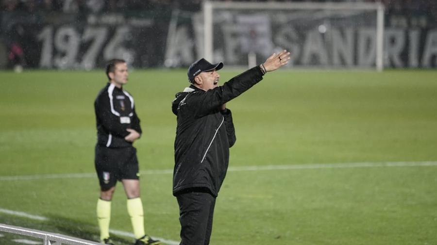 Massimiliano Canzi sulla panchina del Pontedera nella trasferta di Alessandria (Foto Us Città di Pontedera)