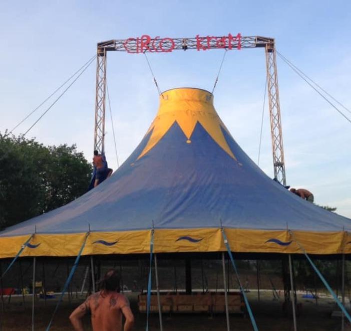 L’installazione del Circo Krom in via San Biagio alla Fallita