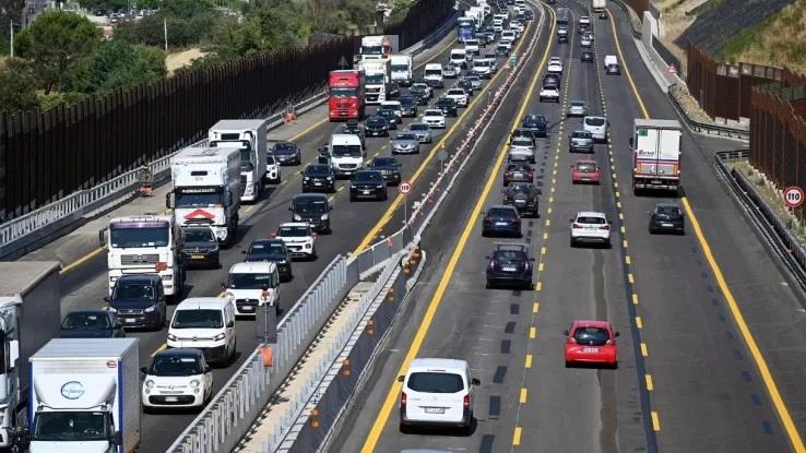 Camion  in fiamme: traffico bloccato in A1. Già 4 i chilometri di coda