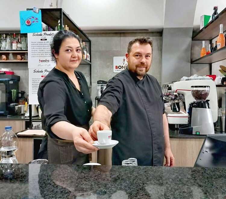 I due giovani baristi proprietari del bar Centrale