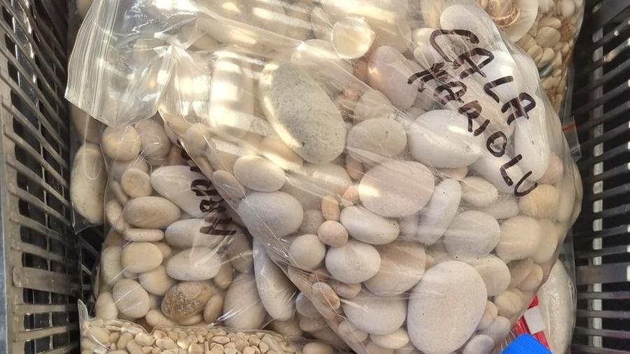 Spiagge sarde depredate, 100 chili di ciottoli tornano a Cala Mariolu e a Cala Goloritzè