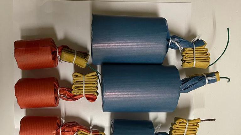 Esplode fuochi d’artificio nel cuore della notte e fa scoprire una piccola piantagione di marijuana