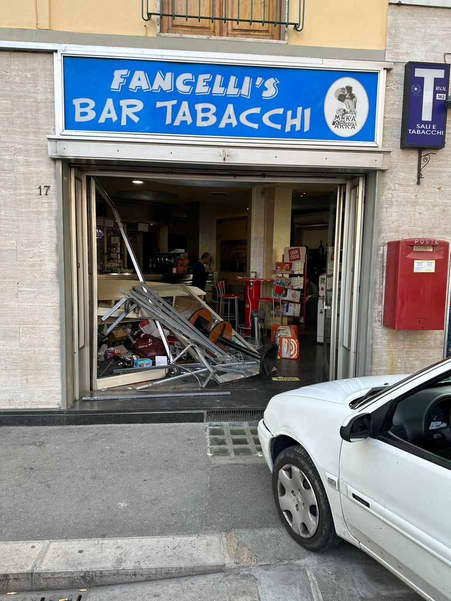 Perde il controllo dell'auto e sfonda la vetrina di un bar: paura in via del Pollaiolo