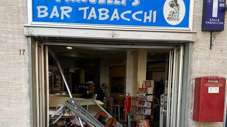 Perde il controllo dell'auto e sfonda la vetrina di un bar: paura in via del Pollaiolo