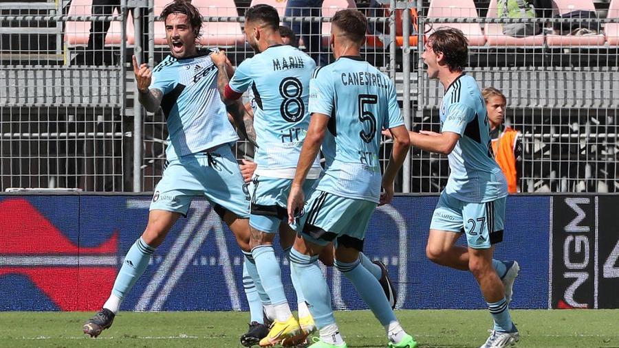 Ettore Gliozzi esulta dopo una rete con la maglia del Pisa 