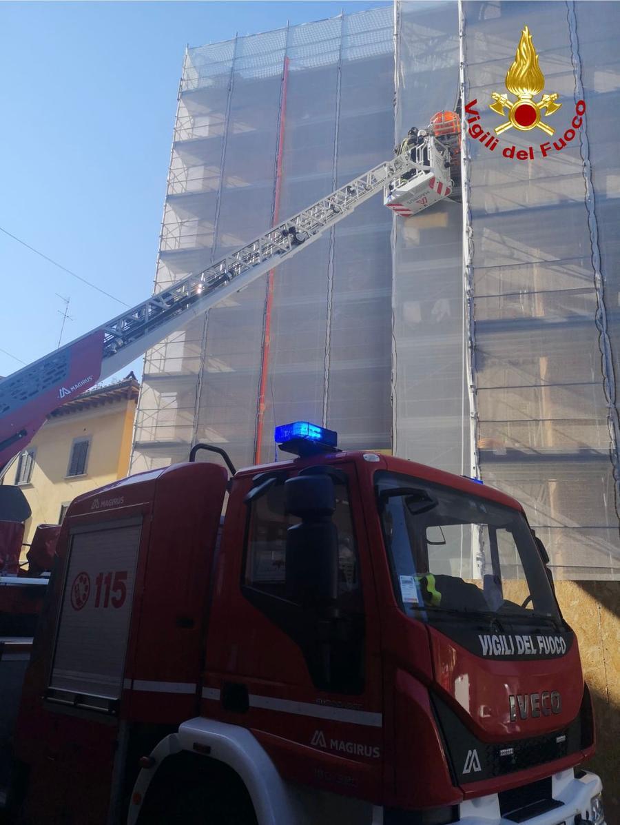 
	I vigili del fuoco in azione per soccorrere l'operaio colto da malore

