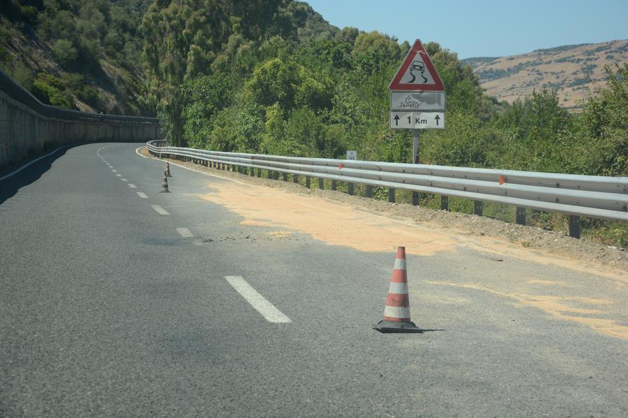 Olio in strada: automobilisti in difficoltà tra Galtellì, Orosei e il bivio della 131