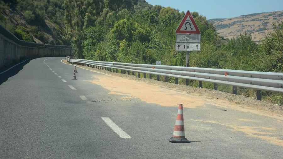Olio in strada: automobilisti in difficoltà tra Galtellì, Orosei e il bivio della 131