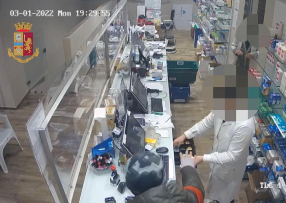 Rapina mimando la pistola: 3 anni e 8 mesi