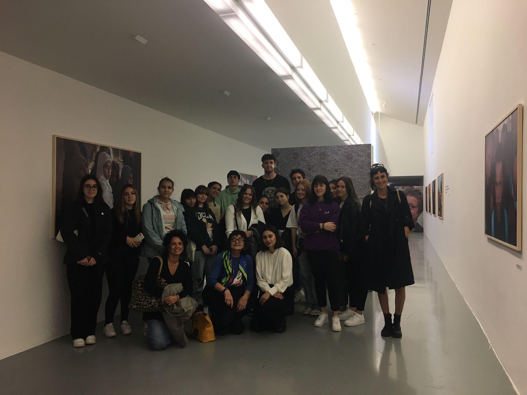 Studenti a lezione da Roya Heydari