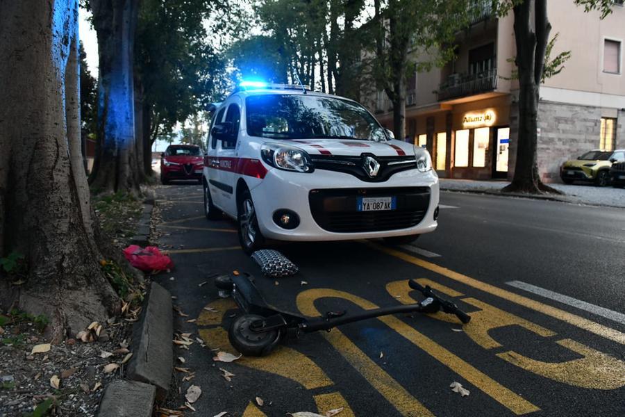 Cade con il monopattino, è grave