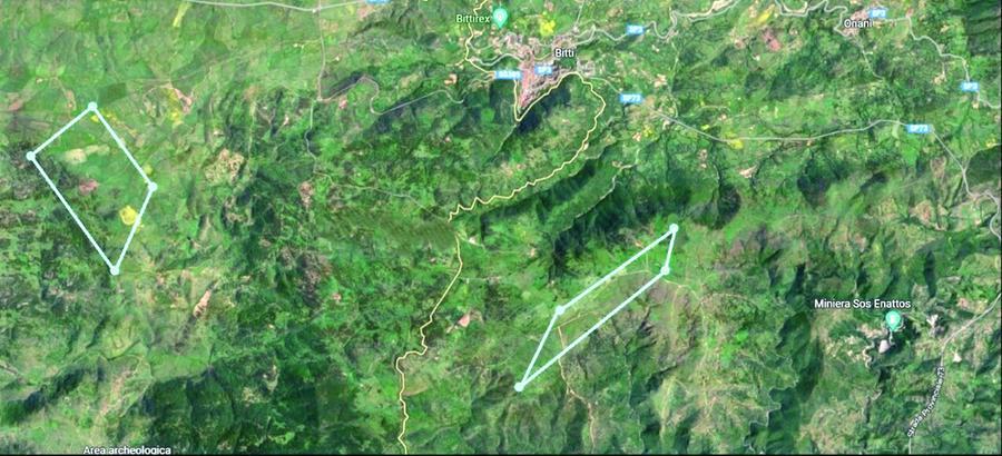 
	Nell&rsquo;immagine a fianco (su base Google maps) si notano le due aree in cui il progetto originario della Siemens intedeva realizzare gli impianti eolici. Sulla destra in basso c&rsquo;&egrave; la miniera di Sos Enattos. Pi&ugrave; in alto il centro abitato di Bitti

