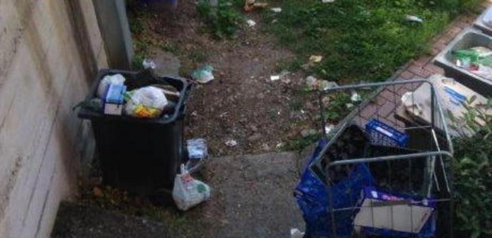 Degrado e rifiuti abbandonati nella piazzetta del municipio