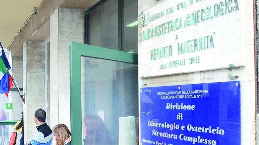 Morta dopo il parto, l’avvocato della famiglia: «La Procura sospenda l’autopsia e nomini un suo consulente»