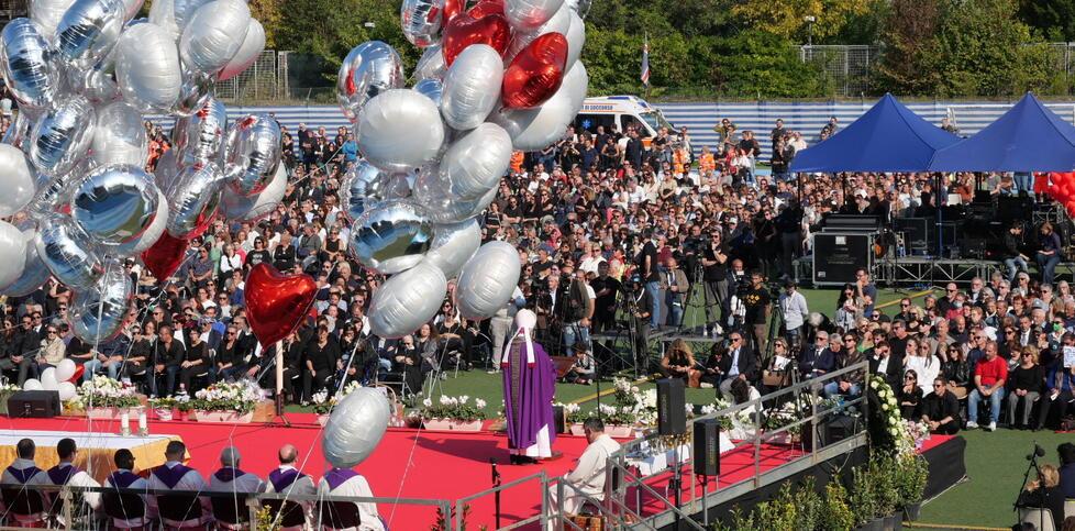 Riccione. Palloncini, fiori e tante lacrime per il modenese Alfredo Barbieri e i suoi amici 