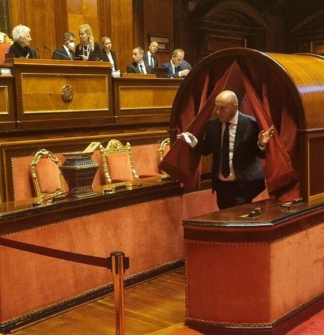 Ombrelli, stivali e... “Bella Ciao” La “prima” dei nuovi parlamentari modenesi