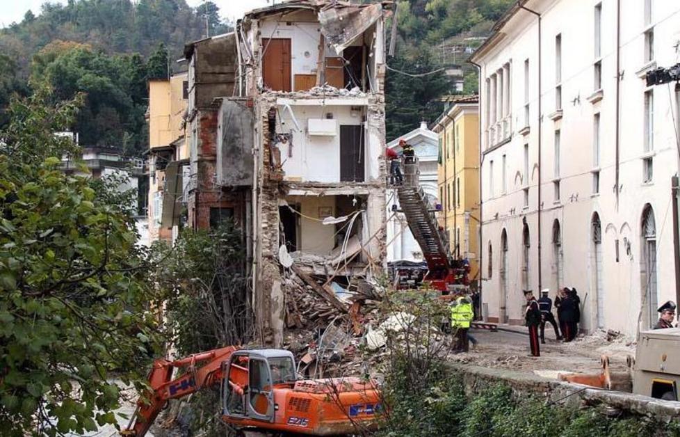 Crollo sul Carrione, sfilano i testi 