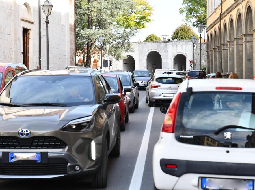 Parcheggi avventurosi e gimcane: in via Elisa torna il caos della scuola
