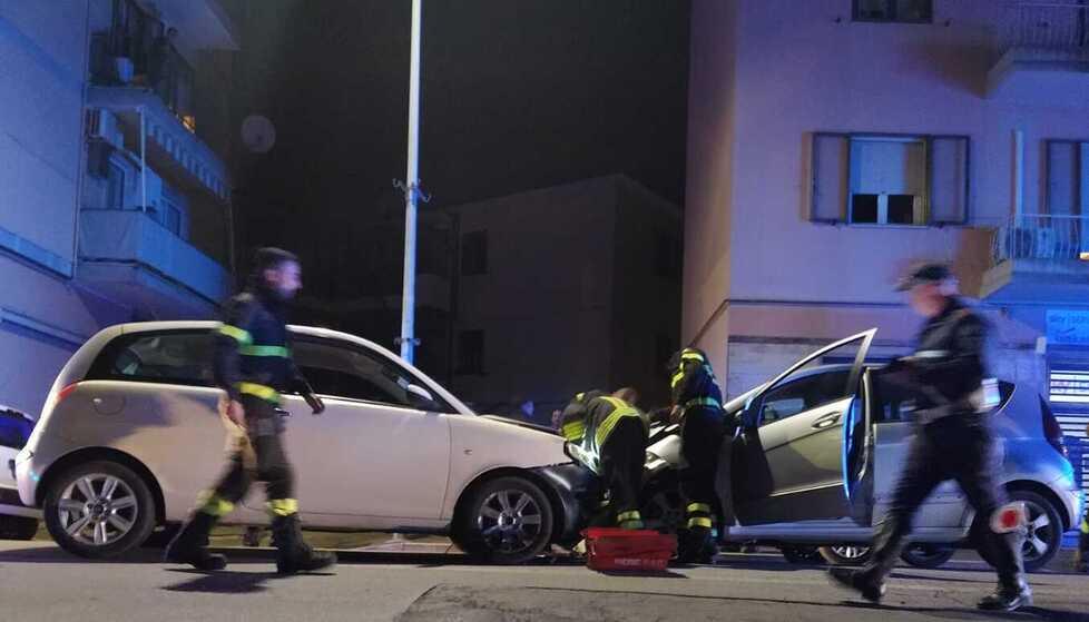 Frontale, botte e un coltello: notte di caos in via della Pace