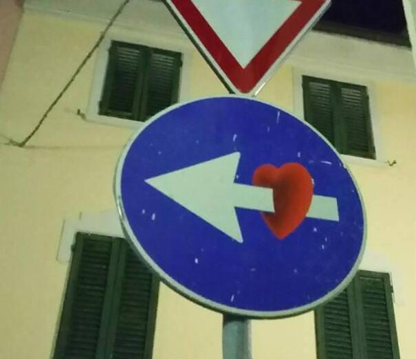 Cascina, il Comune stanga l’artista Clet per le opere che gli aveva commissionato: 25 multe 