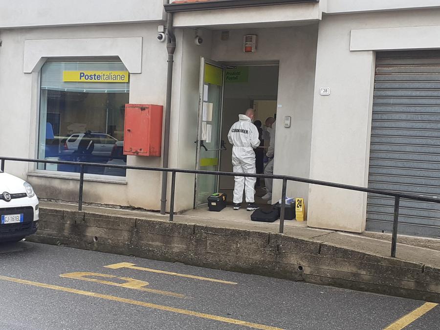 
	I Ris al lavoro nell'ufficio postale di Norbello appena rapinato

