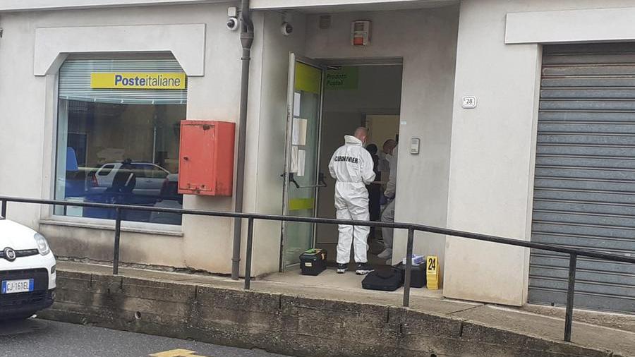 I Ris al lavoro nell'ufficio postale di Norbello appena rapinato