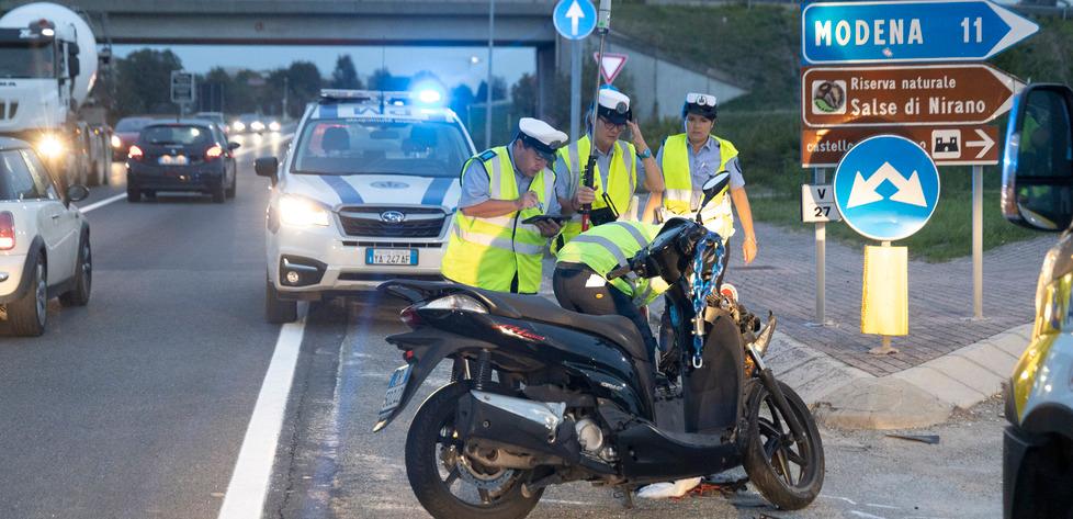 Fiorano. Scontro scooter-auto lungo la Pedemontana Due feriti in ospedale e traffico in tilt 