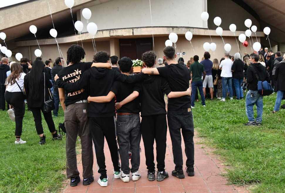 Morto a 21 anni, diventano un caso i funerali di Denis