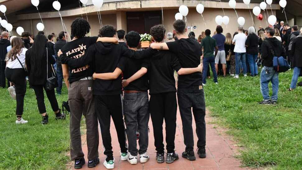 Morto a 21 anni, diventano un caso i funerali di Denis
